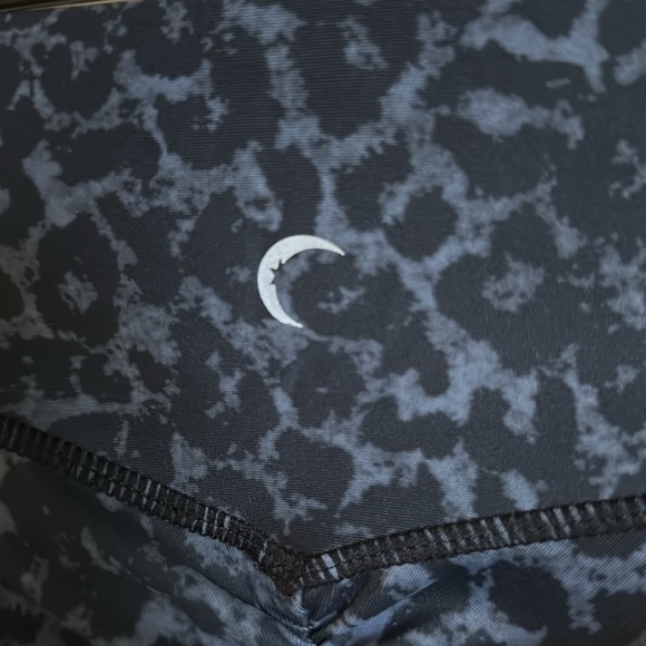 EUC ZYIA Active Blue Leopard Print Scrunchy Butt Leggings Size L fits 8-10 - Picture 4 of 5